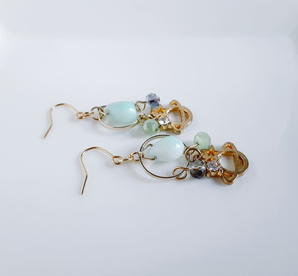 土星チャームとサークルフープのミルキーミントカラーのピアス/イヤリング