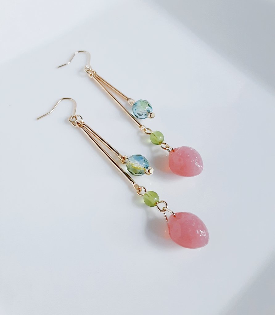 2連ゴールドバーとチェコビーズの春色ロングピアス/イヤリング