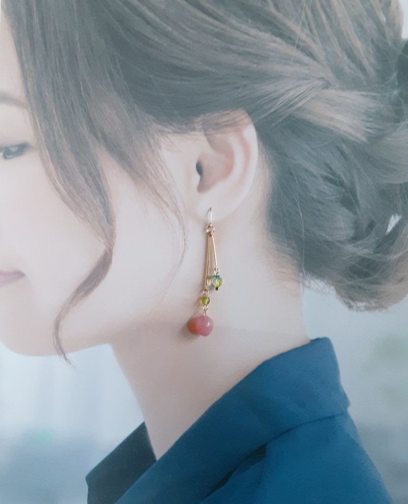 2連ゴールドバーとチェコビーズの春色ロングピアス/イヤリング