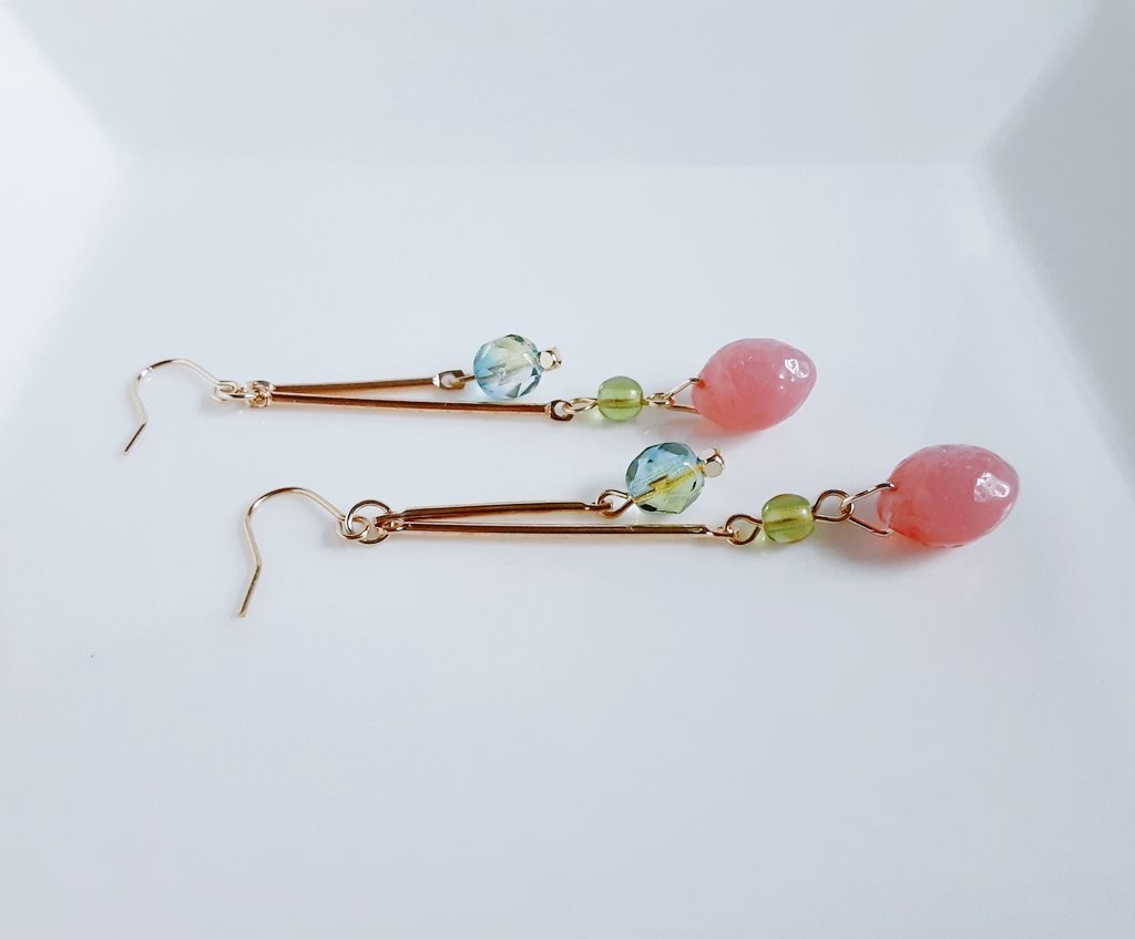2連ゴールドバーとチェコビーズの春色ロングピアス/イヤリング