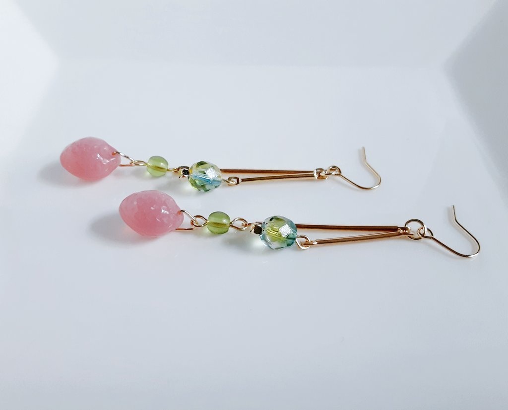 2連ゴールドバーとチェコビーズの春色ロングピアス/イヤリング