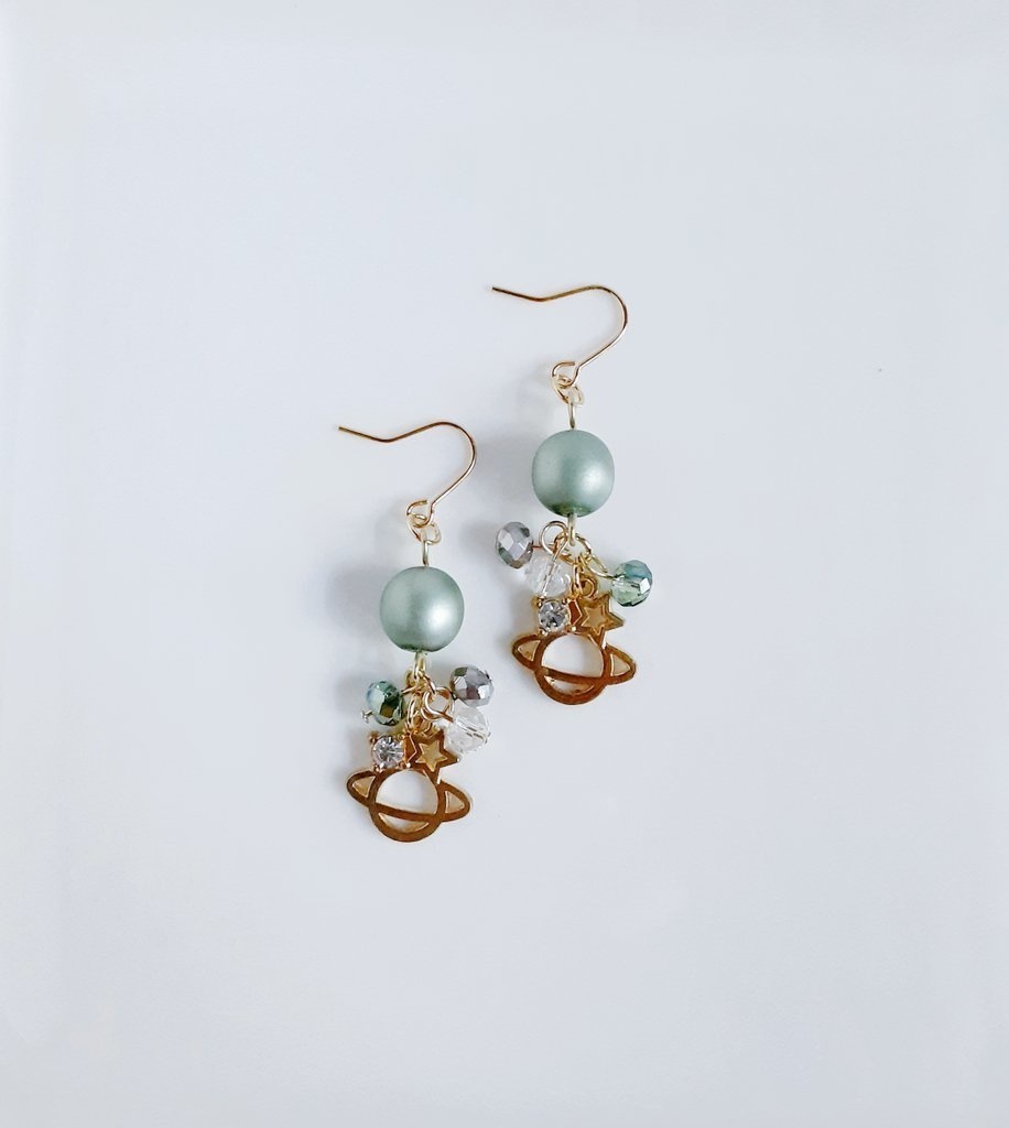 土星チャームとチェコパールのグリーン色ピアス/イヤリング