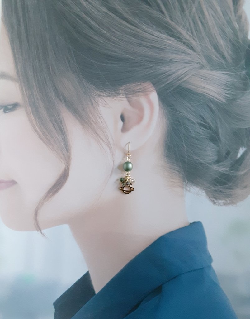 土星チャームとチェコパールのグリーン色ピアス/イヤリング