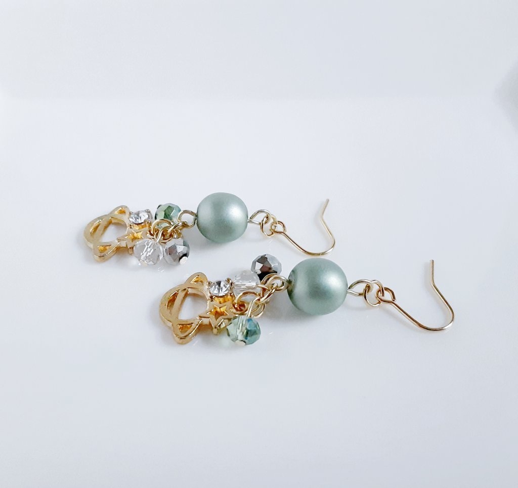 土星チャームとチェコパールのグリーン色ピアス/イヤリング