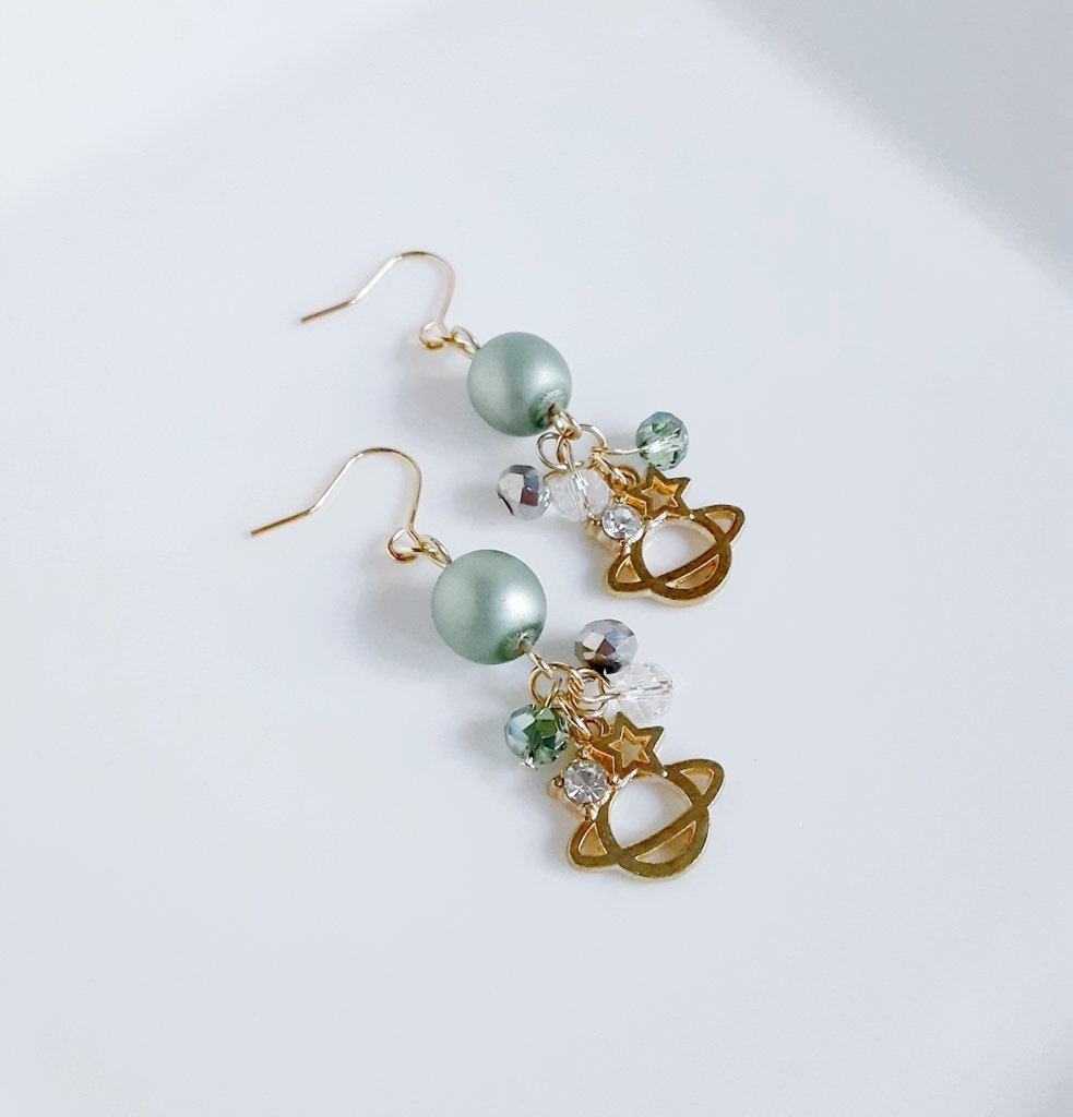 土星チャームとチェコパールのグリーン色ピアス/イヤリング