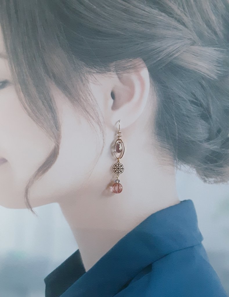 透かしとチェコメロンビーズとオーバルフープのピンクパープルカラーのピアス/イヤリング