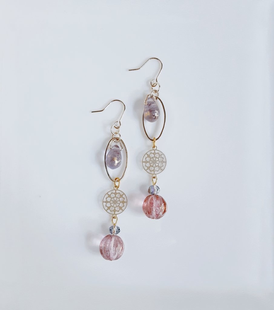 透かしとチェコメロンビーズとオーバルフープのピンクパープルカラーのピアス/イヤリング