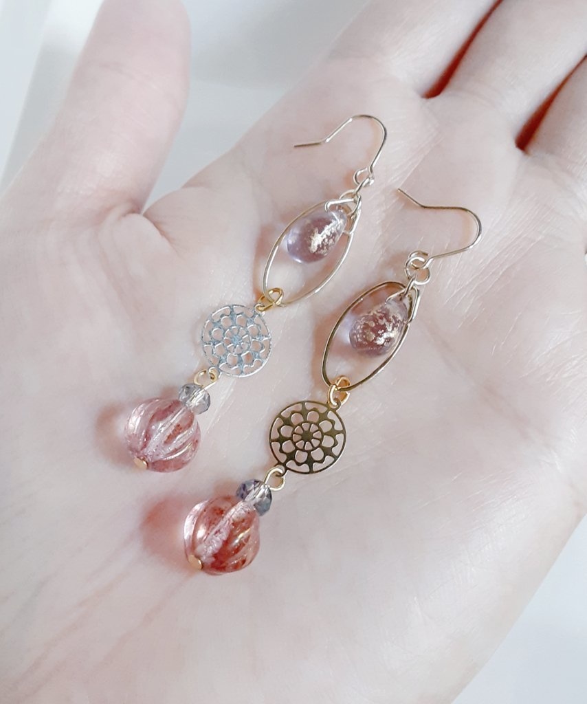 透かしとチェコメロンビーズとオーバルフープのピンクパープルカラーのピアス/イヤリング