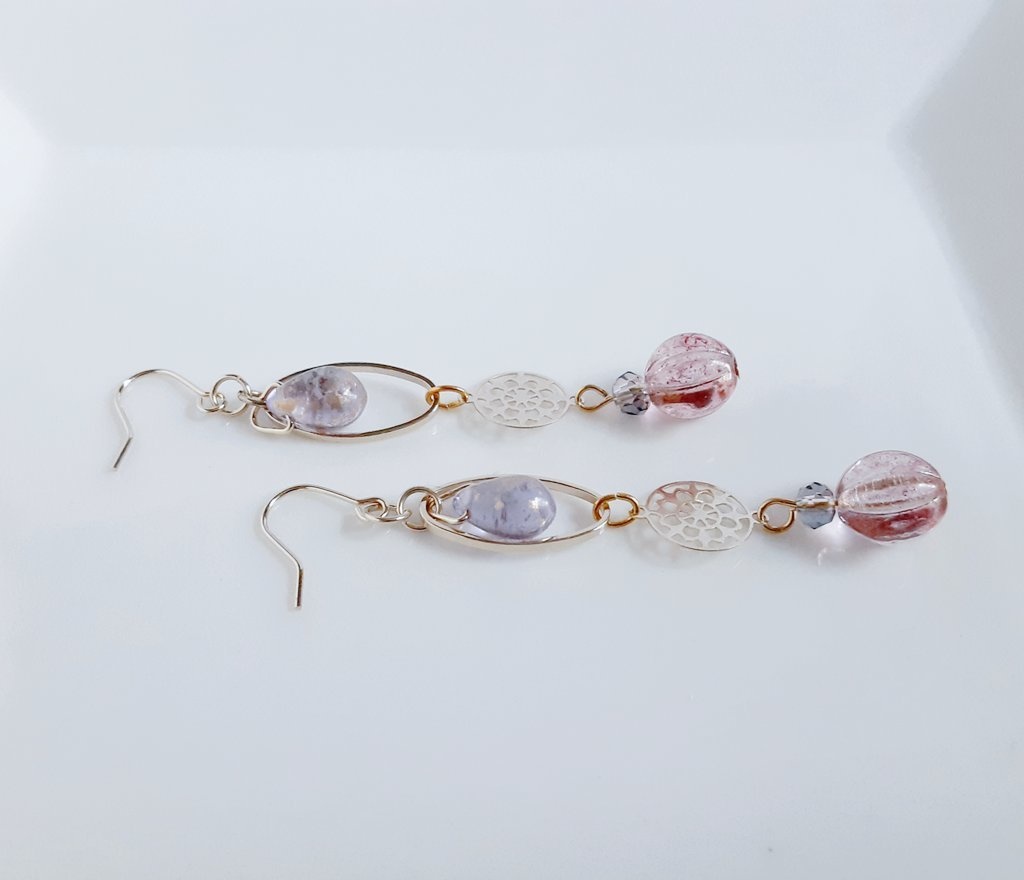 透かしとチェコメロンビーズとオーバルフープのピンクパープルカラーのピアス/イヤリング