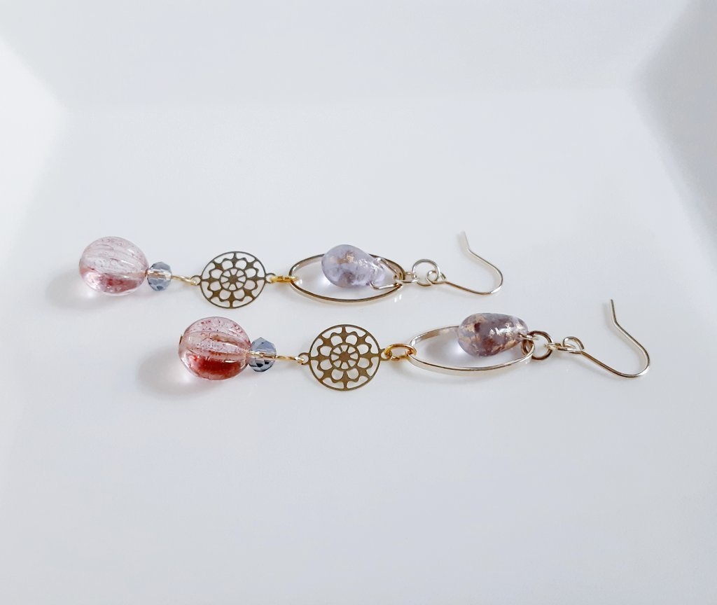 透かしとチェコメロンビーズとオーバルフープのピンクパープルカラーのピアス/イヤリング