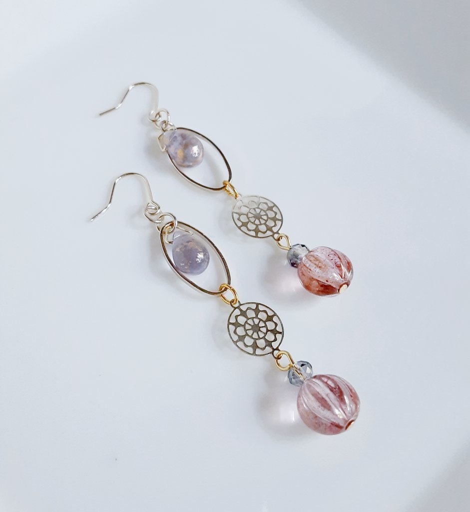 透かしとチェコメロンビーズとオーバルフープのピンクパープルカラーのピアス/イヤリング