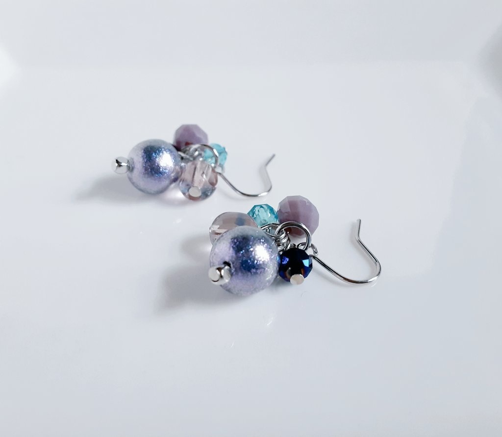 送料無料*シャイニーパールとガラスビーズのプチジャラジャラピアス/イヤリング(ブルーパープル)