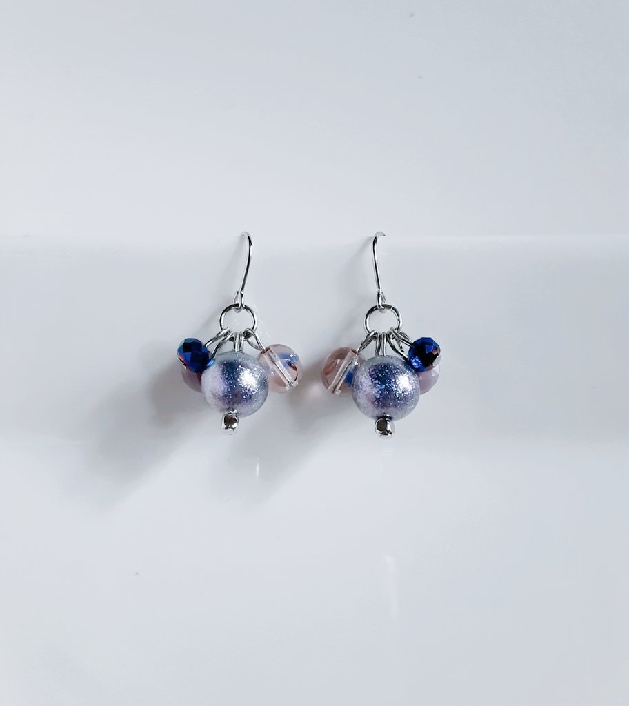 送料無料*シャイニーパールとガラスビーズのプチジャラジャラピアス/イヤリング(ブルーパープル)