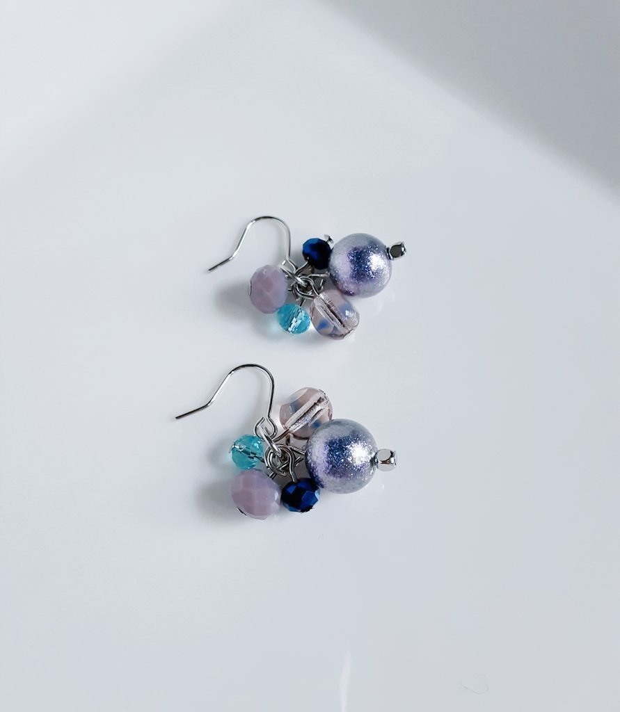 送料無料*シャイニーパールとガラスビーズのプチジャラジャラピアス/イヤリング(ブルーパープル)