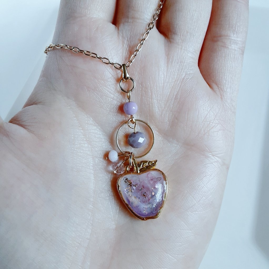 送料無料*世界でひとつだけ☆裏表で色がちょっと違うファンシーリンゴのネックレス