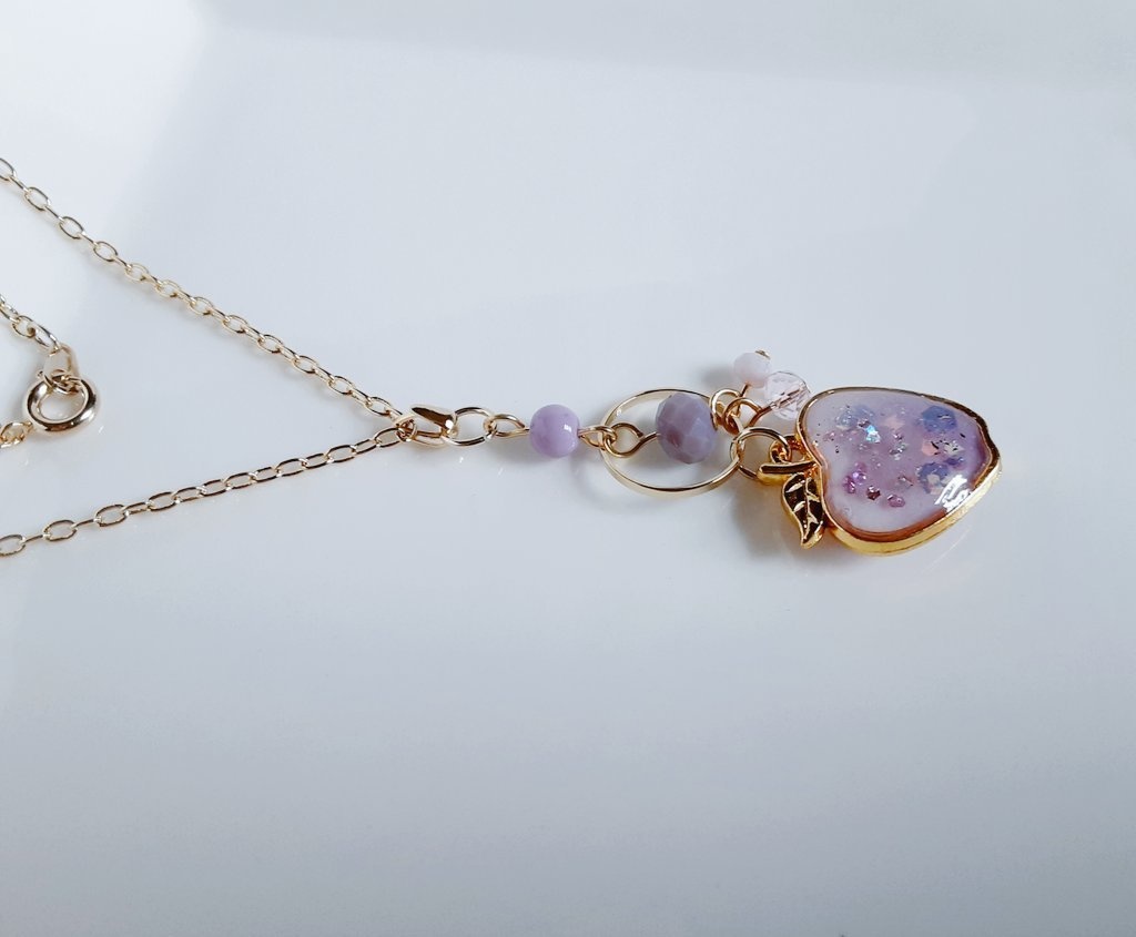 送料無料*世界でひとつだけ☆裏表で色がちょっと違うファンシーリンゴのネックレス