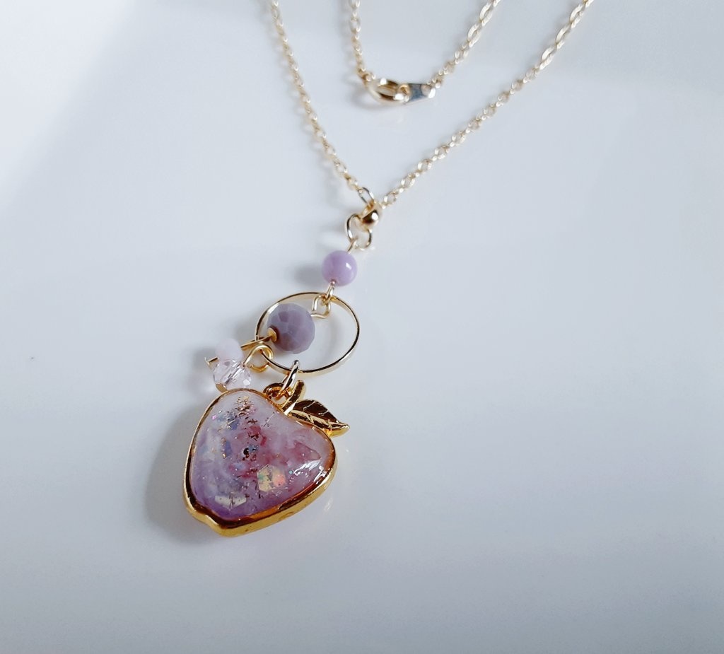 送料無料*世界でひとつだけ☆裏表で色がちょっと違うファンシーリンゴのネックレス