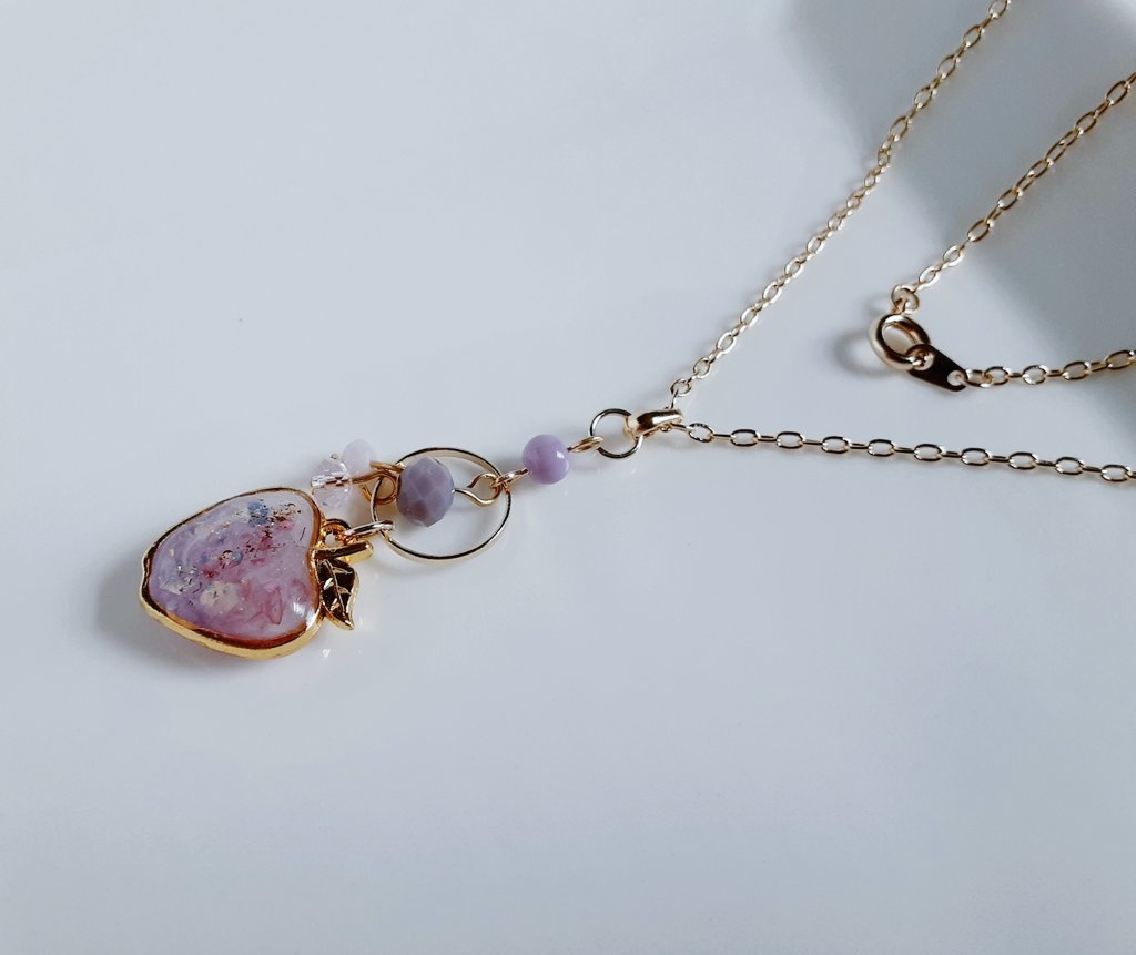 送料無料*世界でひとつだけ☆裏表で色がちょっと違うファンシーリンゴのネックレス