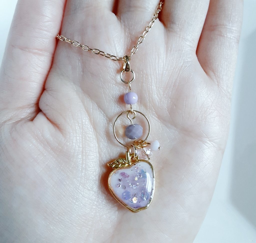 送料無料*世界でひとつだけ☆裏表で色がちょっと違うファンシーリンゴのネックレス