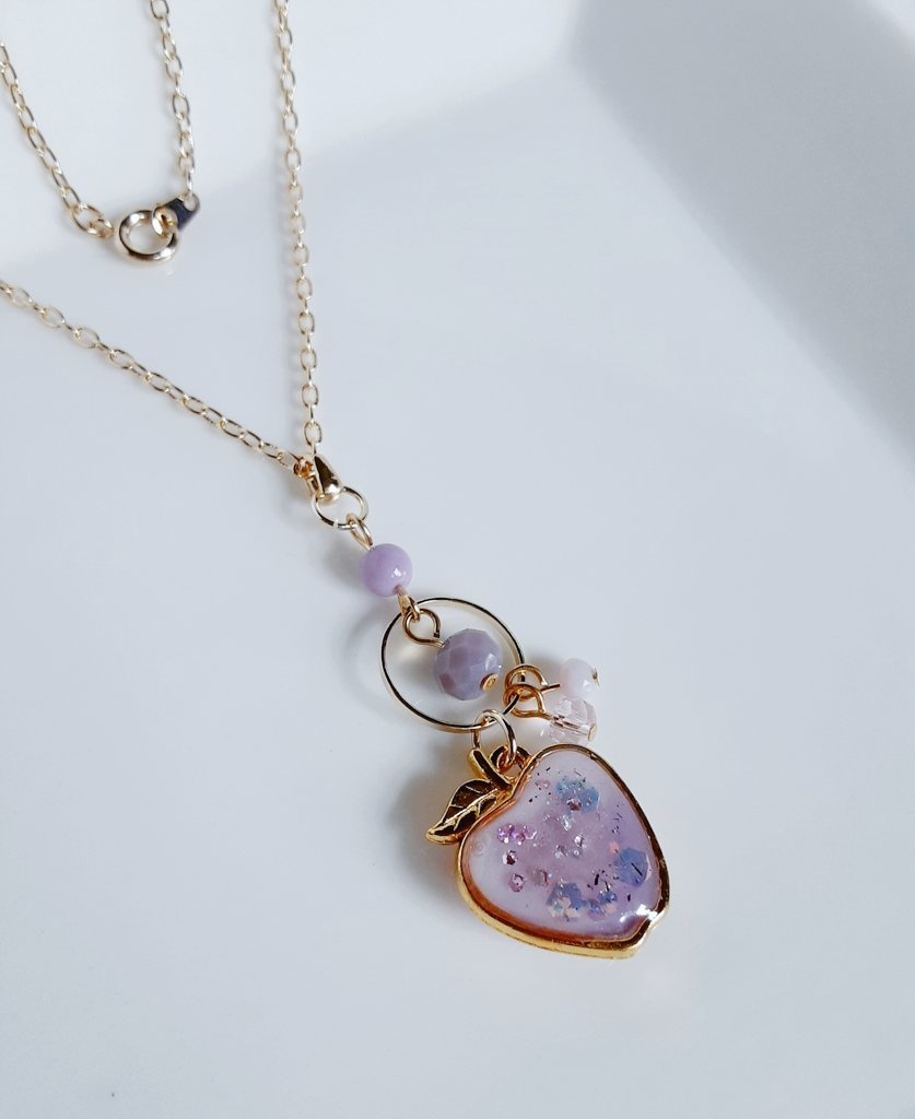 送料無料*世界でひとつだけ☆裏表で色がちょっと違うファンシーリンゴのネックレス