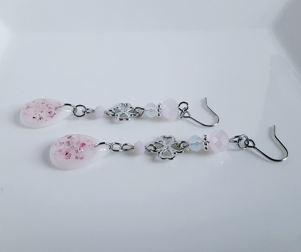 四葉のクローバーとぷっくりしずく型レジンパーツのミルキーピンクカラーのキュートなピアス/イヤリング