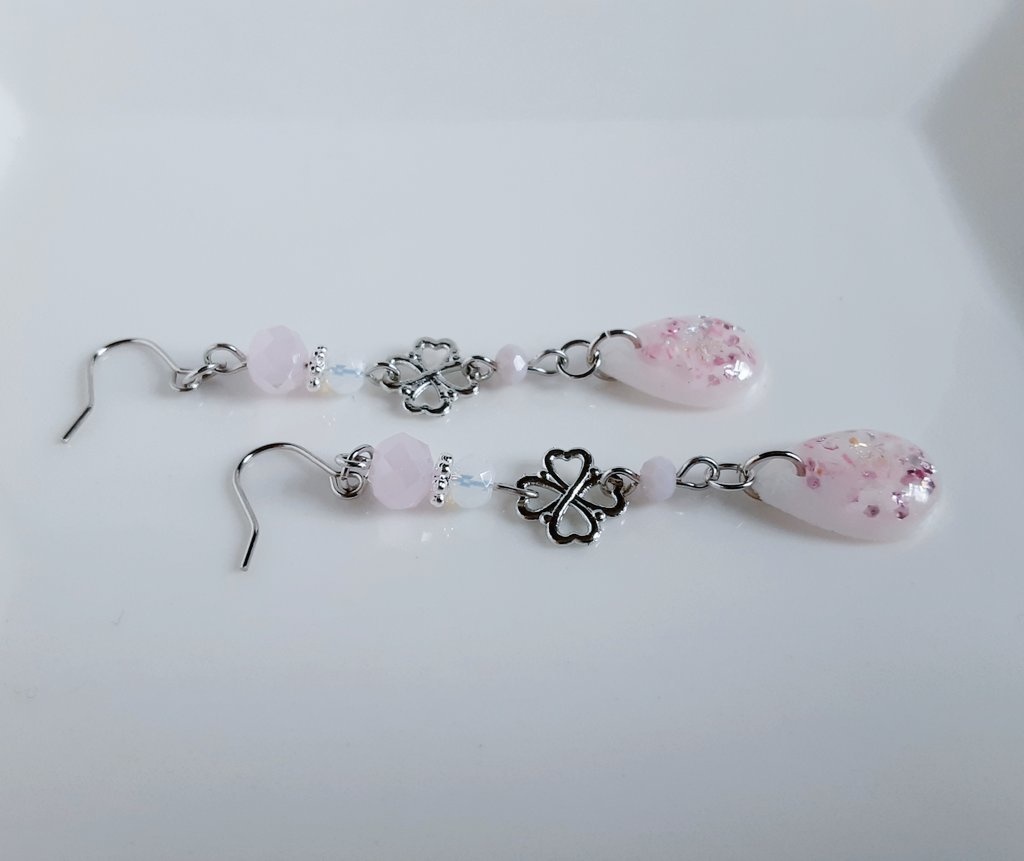 四葉のクローバーとぷっくりしずく型レジンパーツのミルキーピンクカラーのキュートなピアス/イヤリング