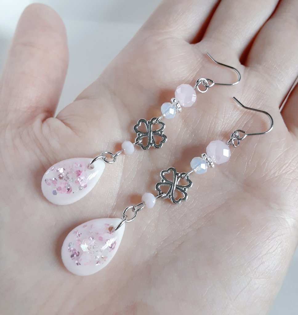 四葉のクローバーとぷっくりしずく型レジンパーツのミルキーピンクカラーのキュートなピアス/イヤリング