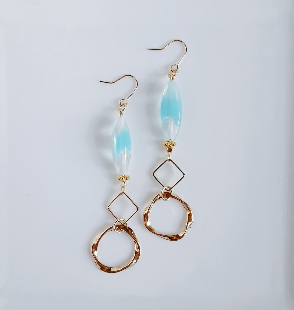 飾り&スクエアフープとチェコビーズのマーブルブルーカラーのお洒落ロングピアス/イヤリング