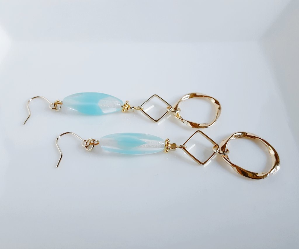 飾り&スクエアフープとチェコビーズのマーブルブルーカラーのお洒落ロングピアス/イヤリング