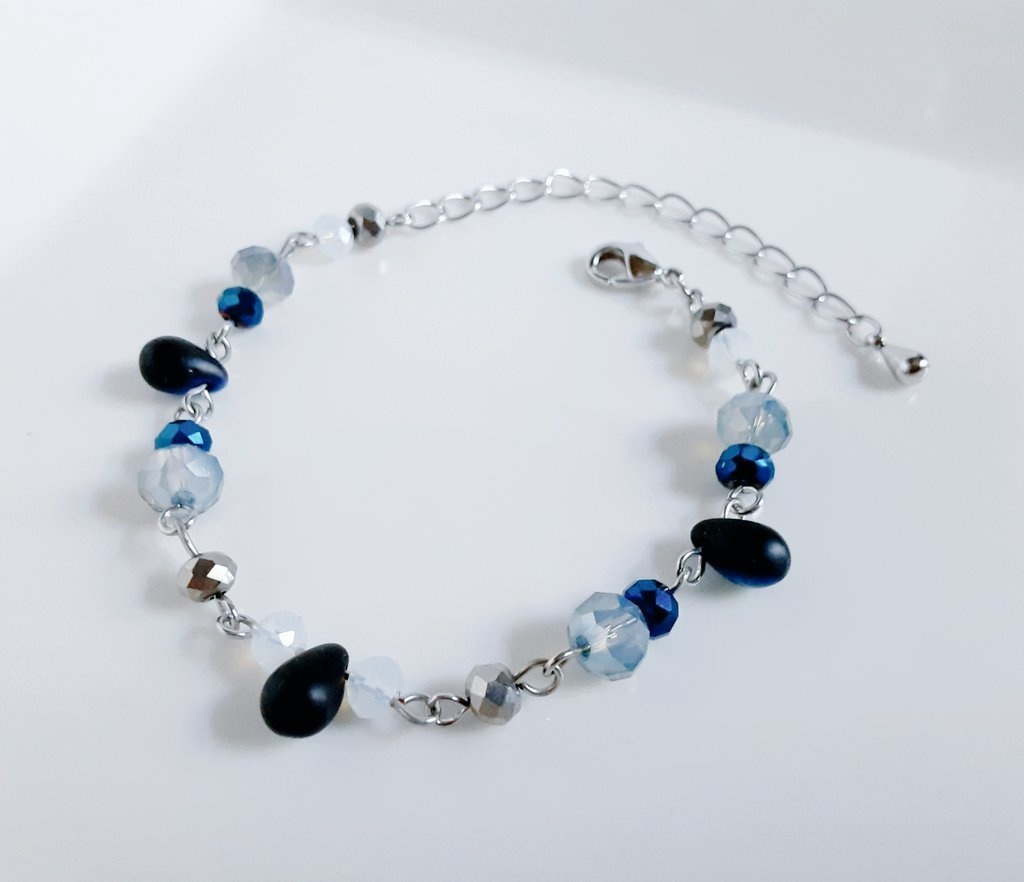 再再販☆しずくとガラスビーズのブルーシルバーカラーのブレスレット