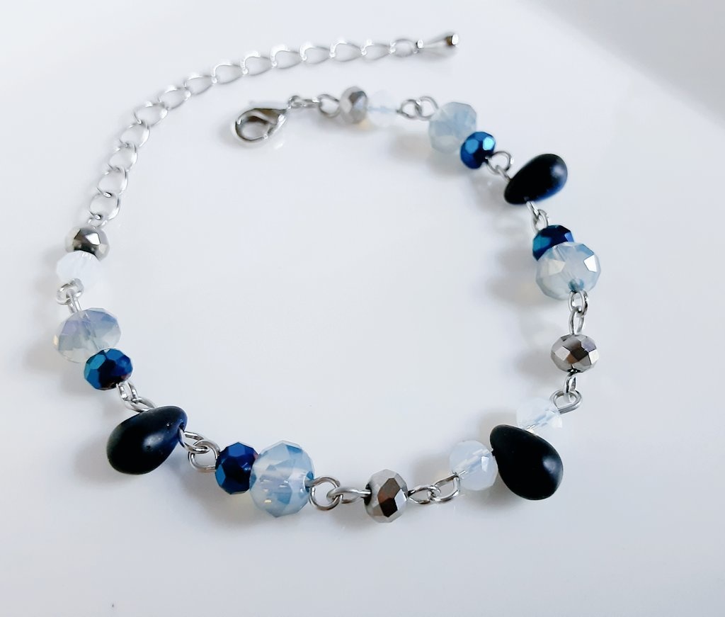 再再販☆しずくとガラスビーズのブルーシルバーカラーのブレスレット