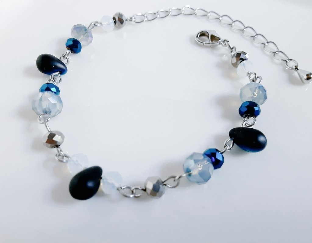 再再販☆しずくとガラスビーズのブルーシルバーカラーのブレスレット