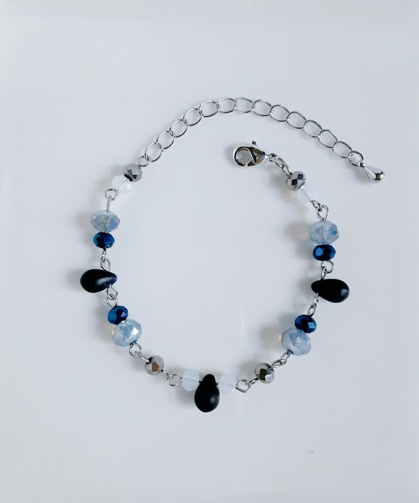 再再販☆しずくとガラスビーズのブルーシルバーカラーのブレスレット
