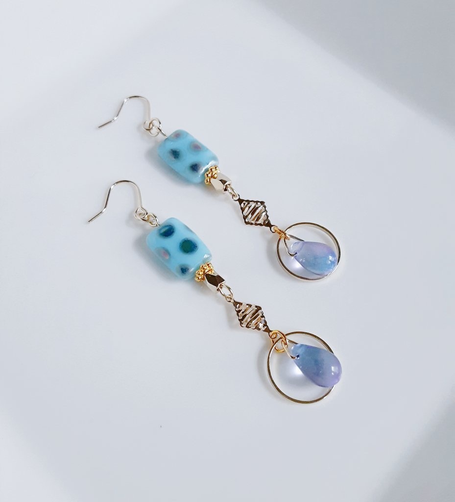 しずくビーズが揺れる☆水玉模様のチェコビーズとひし形の繋ぎパーツが揺れるピアス/イヤリング