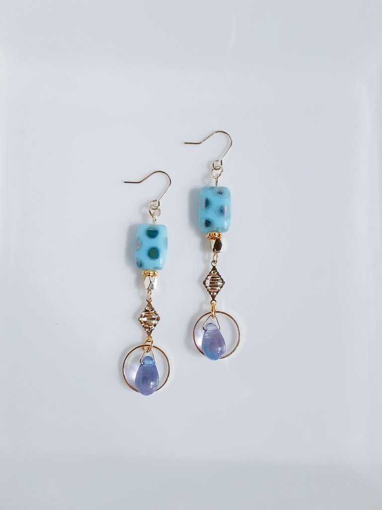 しずくビーズが揺れる☆水玉模様のチェコビーズとひし形の繋ぎパーツが揺れるピアス/イヤリング