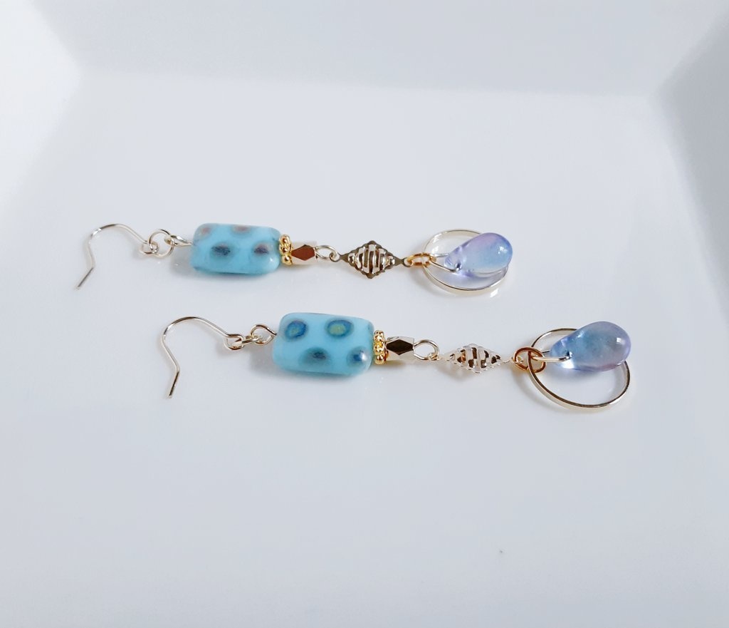 しずくビーズが揺れる☆水玉模様のチェコビーズとひし形の繋ぎパーツが揺れるピアス/イヤリング