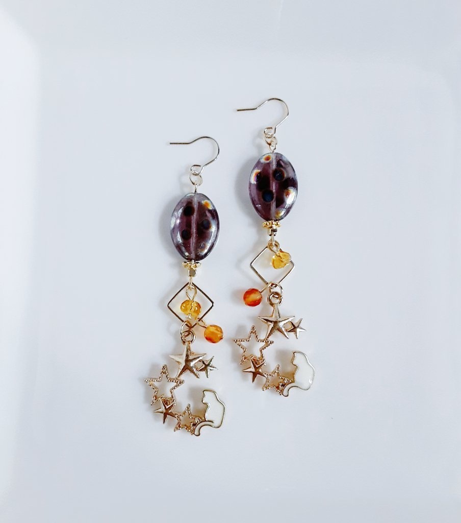 1ペアのみ☆ネコとお星様が揺れる☆水玉模様のチェコビーズとスクエアフープのロングピアス/イヤリング(パープル)