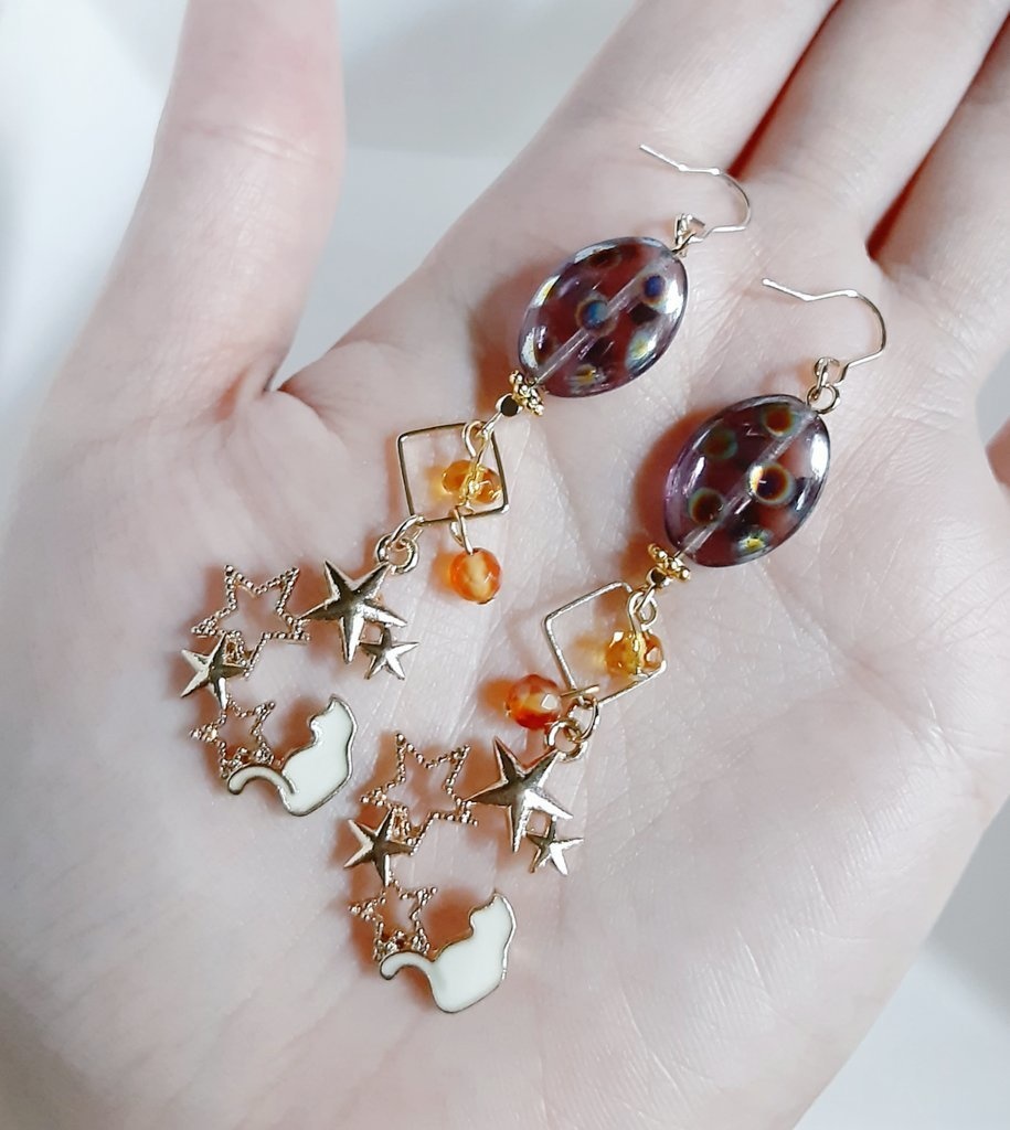 1ペアのみ☆ネコとお星様が揺れる☆水玉模様のチェコビーズとスクエアフープのロングピアス/イヤリング(パープル)