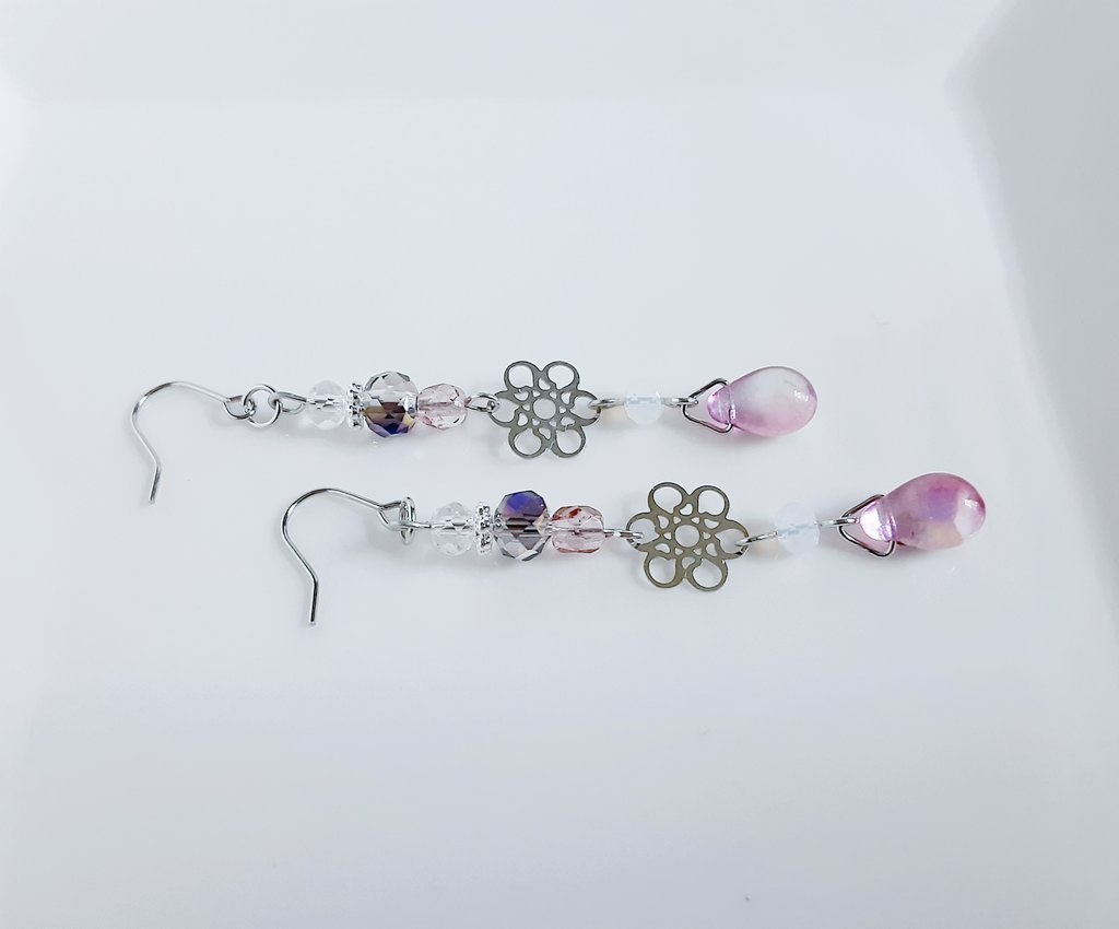 送料無料*再販☆お花の透かしとガラスビーズのサイケピンクパープルカラーのピアス/イヤリング