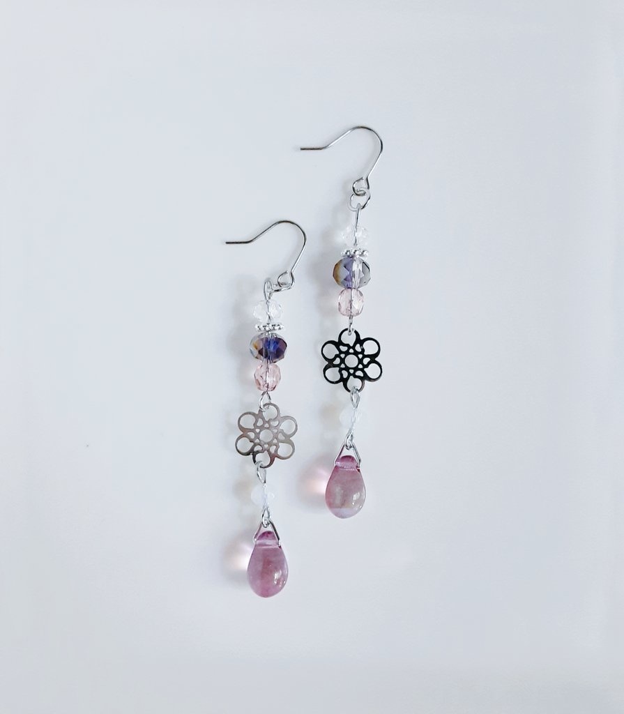送料無料*再販☆お花の透かしとガラスビーズのサイケピンクパープルカラーのピアス/イヤリング