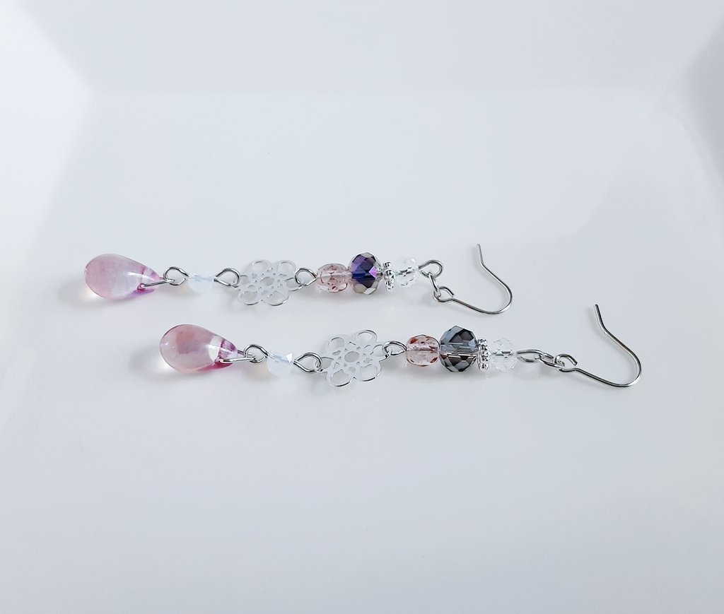 送料無料*再販☆お花の透かしとガラスビーズのサイケピンクパープルカラーのピアス/イヤリング