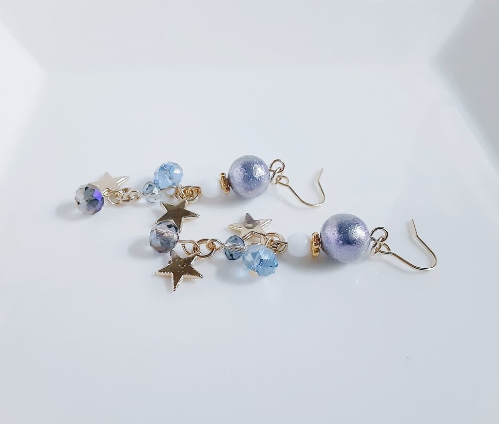 再再販☆お星様が揺れる☆シャイニーパールとガラスビーズのジャラジャラピアス/イヤリング(青紫)