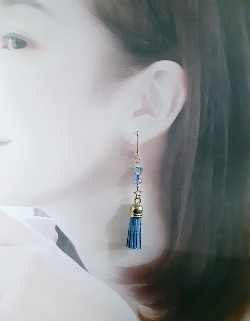 タッセルとお星様のブルー色ロングピアス/イヤリング