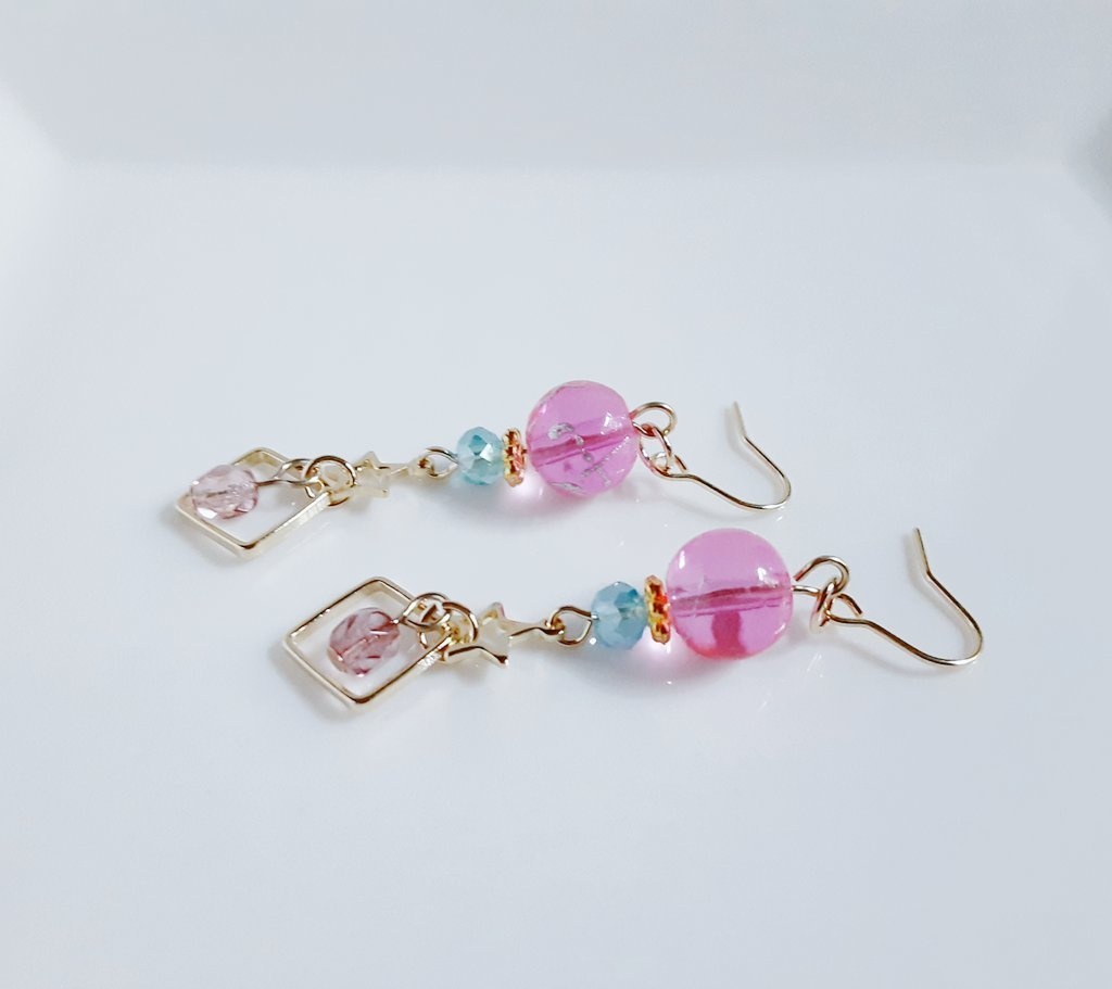 スクエアとお星様付き☆アクリルビーズとガラスビーズのヨーヨーピンクカラーのピアス/イヤリング