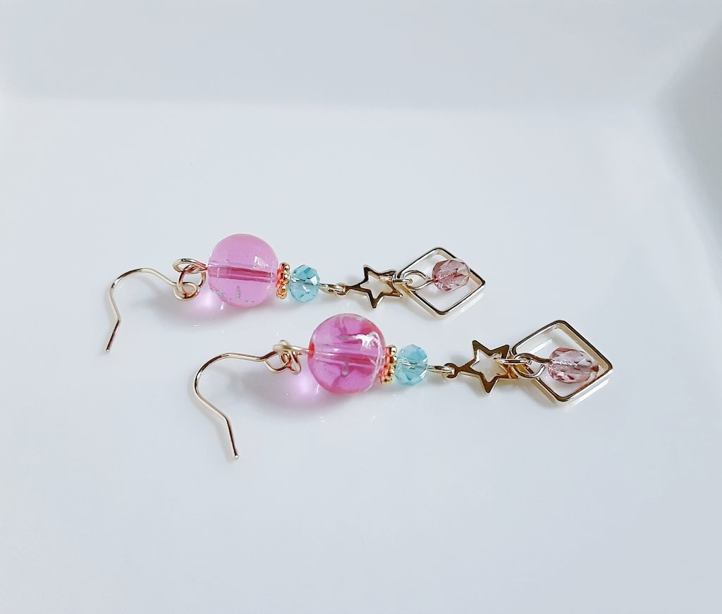 スクエアとお星様付き☆アクリルビーズとガラスビーズのヨーヨーピンクカラーのピアス/イヤリング