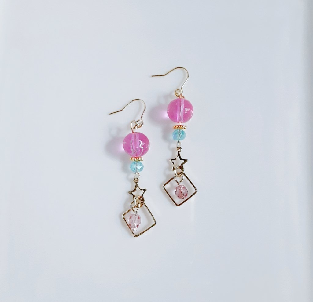 スクエアとお星様付き☆アクリルビーズとガラスビーズのヨーヨーピンクカラーのピアス/イヤリング