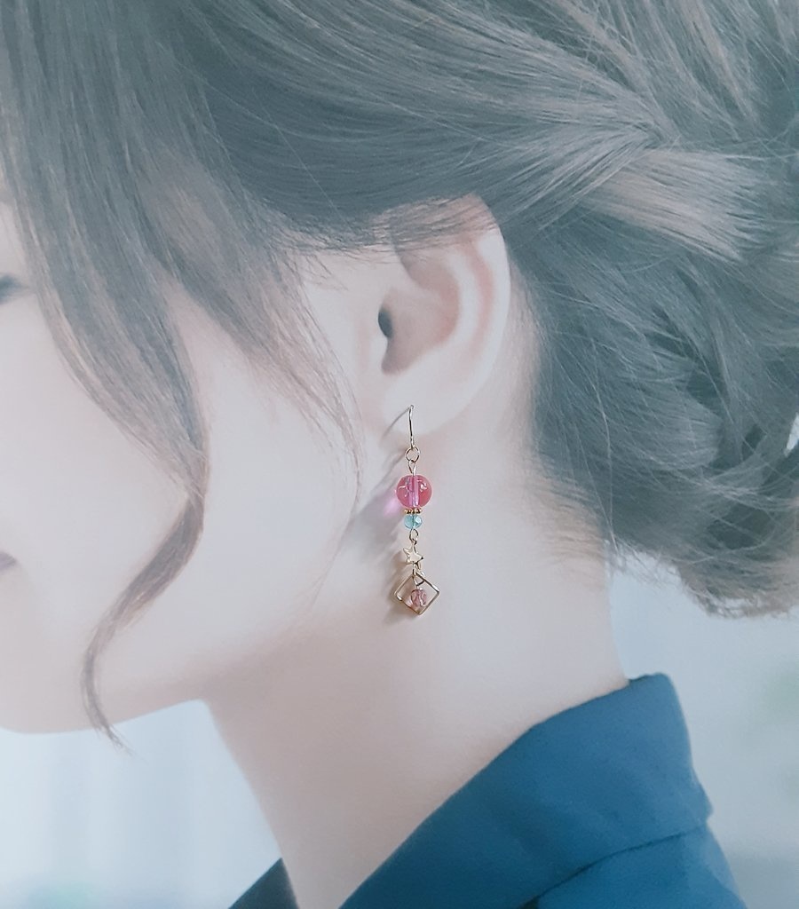 スクエアとお星様付き☆アクリルビーズとガラスビーズのヨーヨーピンクカラーのピアス/イヤリング