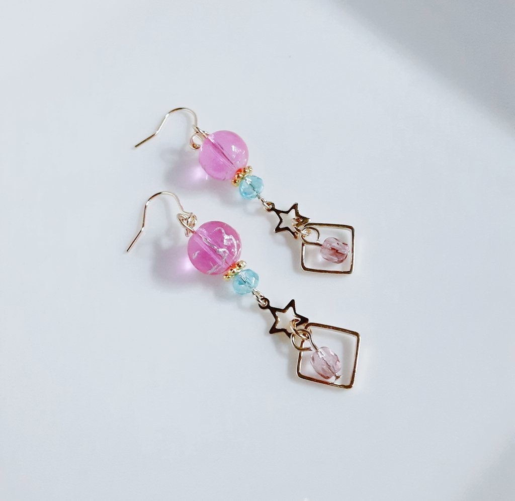 スクエアとお星様付き☆アクリルビーズとガラスビーズのヨーヨーピンクカラーのピアス/イヤリング