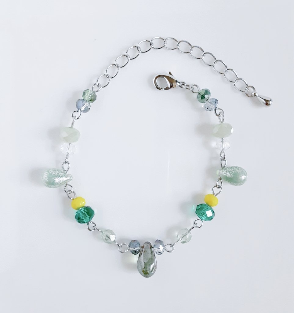 しずくとガラスビーズのグラデーションカラーのブレスレット(グリーングリーン)