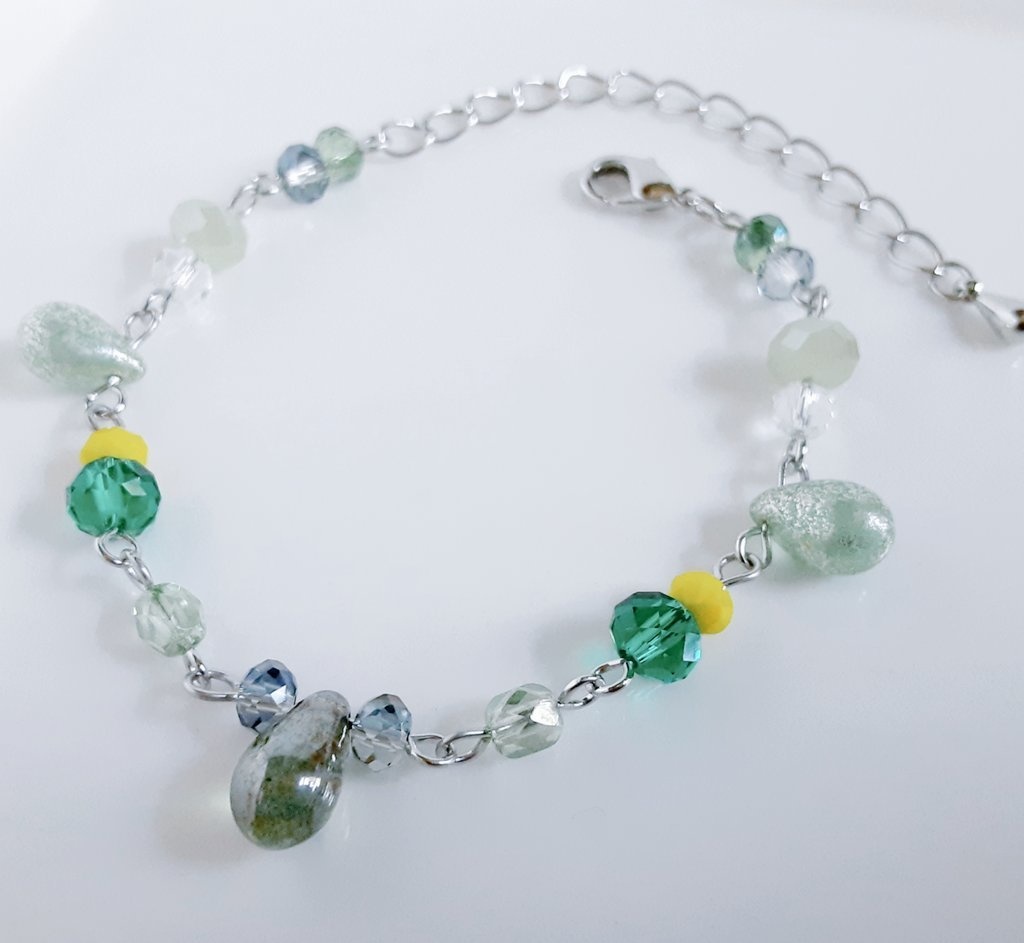 しずくとガラスビーズのグラデーションカラーのブレスレット(グリーングリーン)